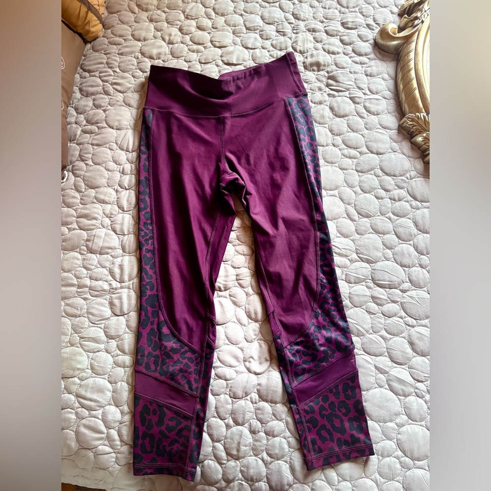 Burgundy leggings with leopard print